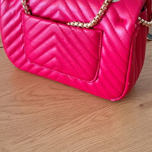 Red shoulder bag like new with gold chain strap