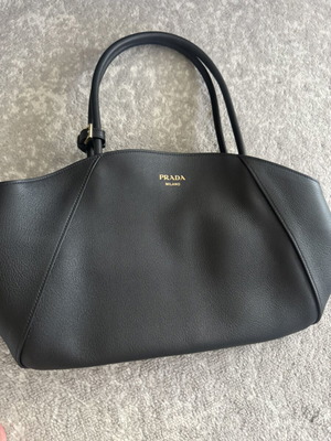 Prada Milano чанта тип тоут нова, черна, за рамо