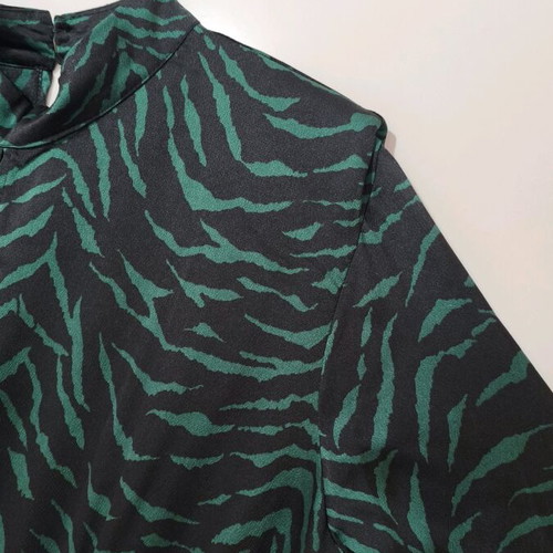 Maxi dress like new with shoulder pads, black and green, size L