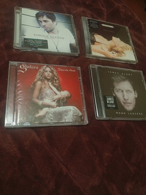 Pop music CD set like new, 4 discs
