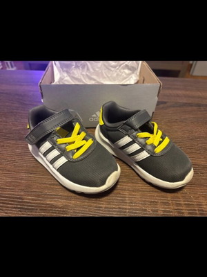 Adidas baby shoes new, size 22 with box