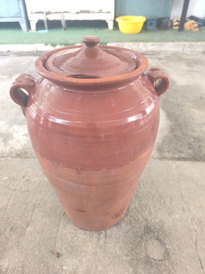 Ceramic kiupi used for decoration or oil
