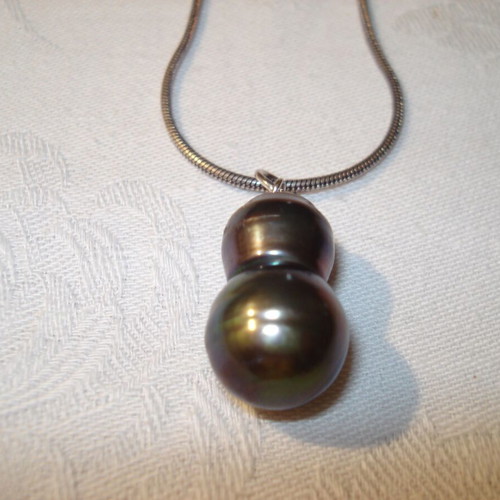 Necklace with black pearl and 925 silver chain like new