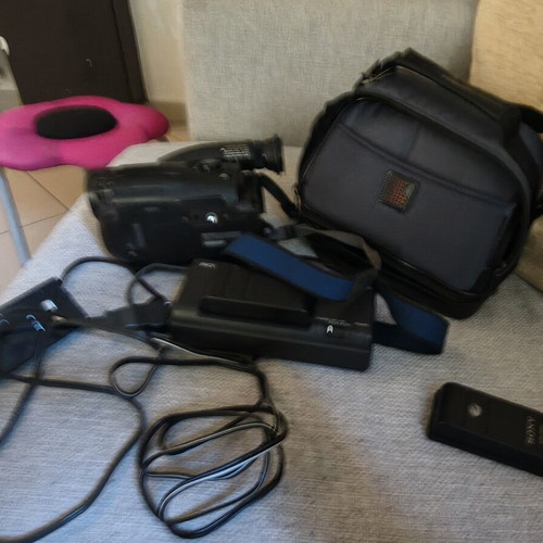 Sony Handycam CCD-TR303E Video 8 camcorder used with full accessories