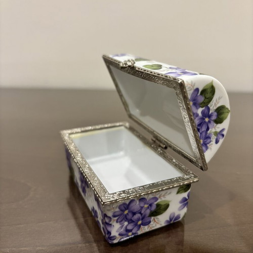Porcelain jewelry box with Violet Chintz pattern