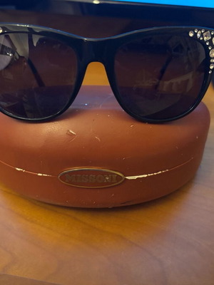 Missoni sunglasses black like new with zirconia