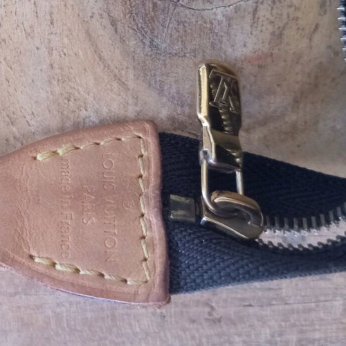 Louis Vuitton bag collectible like new, brown with monogram and chain