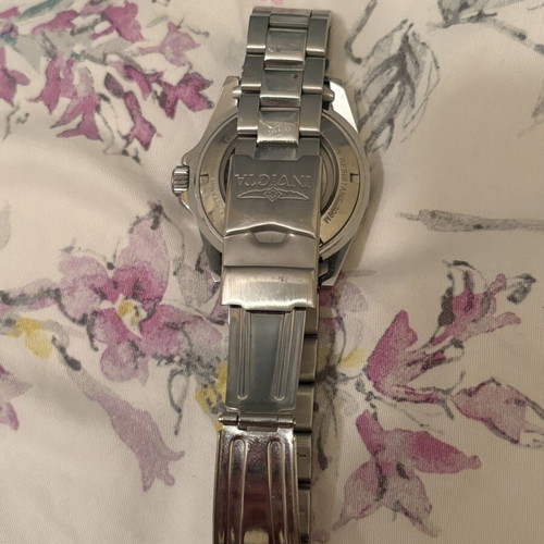 Invicta wristwatches, 2 pieces, green quartz and black automatic