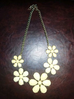 Necklace like new, beige