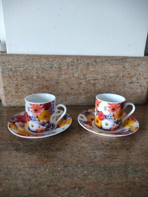 Set of 2 Finecasa porcelain cups with saucers like new