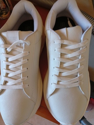 Athletic shoes new, size 43, white, ultra-light