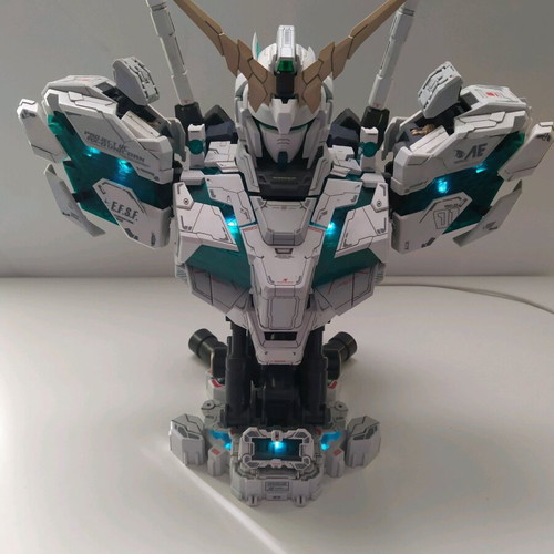 RX-0 Unicorn Gundam Bust 1/35 like new, assembled with LED lighting