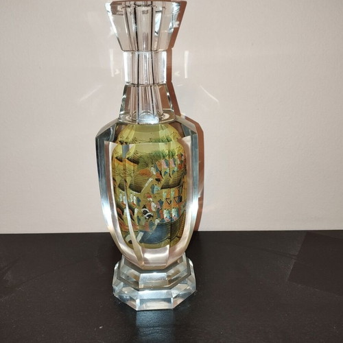 Glass vase with Chinese motifs like new