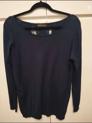 D Z fashion blouse blue like new with lace and back design