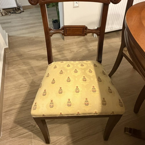 Dining table with six chairs made of solid walnut wood, like new