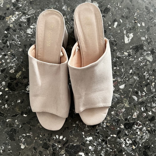 Beige mules used, size 38