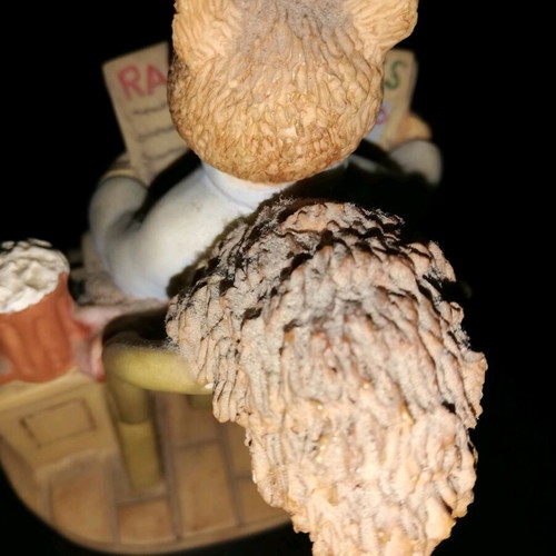 Leonardo decorative squirrel like new 10 x 10