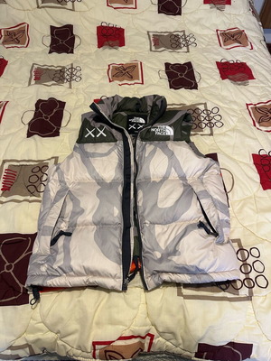North Face Vest Nutpse size Large, new, beige