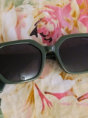 Polarized lens sunglasses, black and green