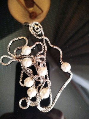Silver necklace with pearls like new