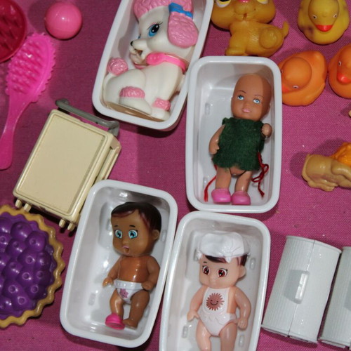 Dolls and small toys used, pack N11