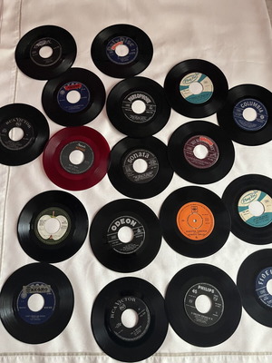 Collection of 18 rare 45 rpm vinyl records used, late 50s-60s