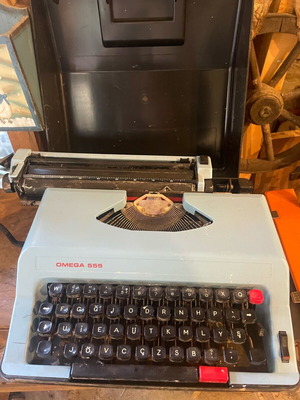 Omega 555 typewriter used with case