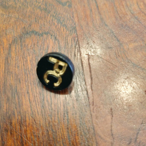 Men's lapel pin like new, black and gold