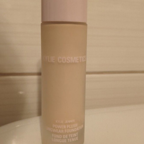 Kylie Cosmetics Power Plush Longwear Foundation Shade 1N like new