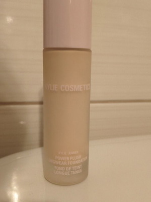 Kylie Cosmetics Power Plush Longwear Foundation Shade 1N σαν καινούργιο