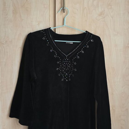 Black velvet top with V-neck and rhinestone decoration, 3/4 sleeves