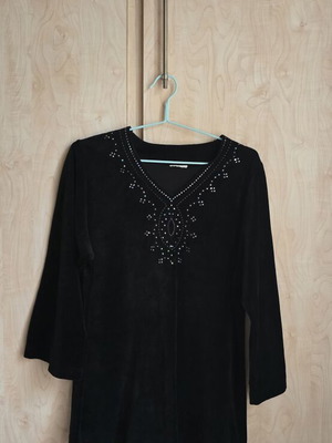Black velvet top with V-neck and rhinestone decoration, 3/4 sleeves