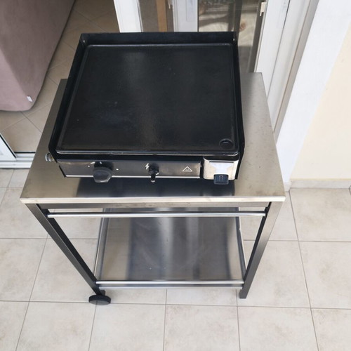 Cast iron griddle grill used with base and wheels