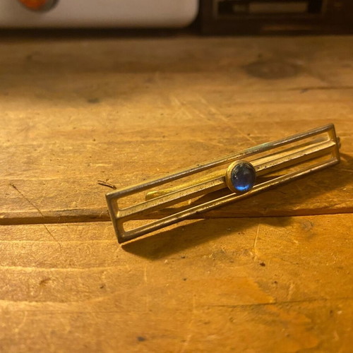 Metal tie clip used, gold color, 6 cm length