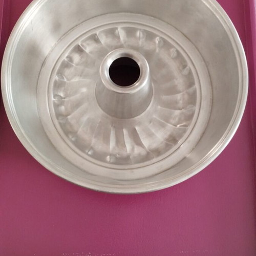 Bundt cake pan made of aluminum like new