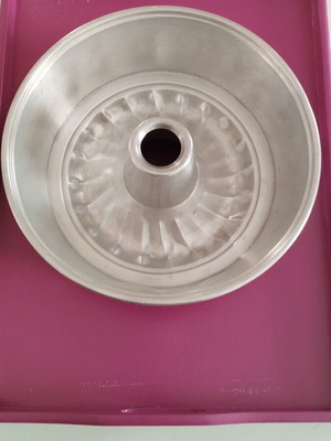Bundt cake pan made of aluminum like new