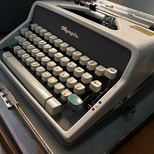 Olympia SF De Luxe typewriter used, collectible with original case