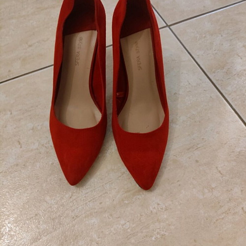 Red suede Sfera pumps like new, size 40 with subtle heel design
