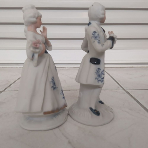 Decorative plaster figurine couple like new