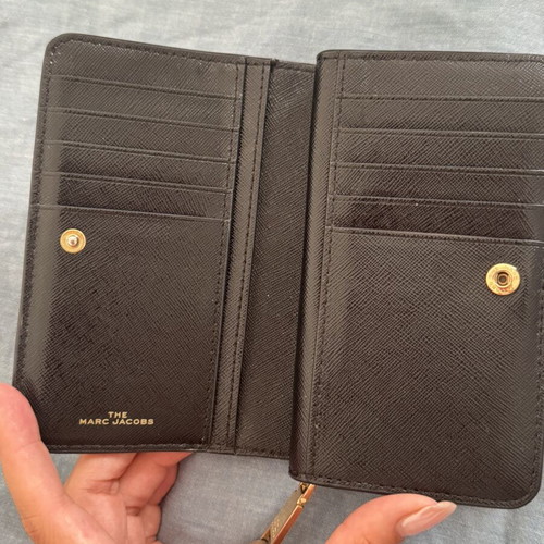 Marc Jacobs Snapshot wallet used, shiny saffiano leather, black and beige