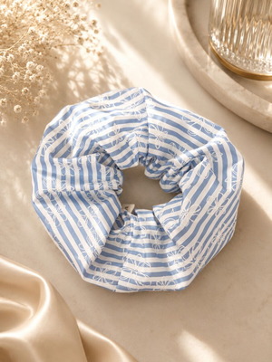 Scrunchy χειροποίητο ριγέ άσπρο με γαλάζιο και λουλουδάκια