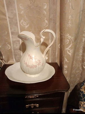 Vintage English lavabo used with chip on rim
