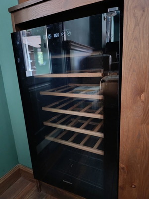 Wine cooler for 34 bottles with 6 adjustable wooden shelves