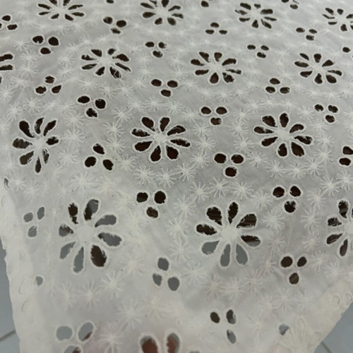 White towel with daisy pattern like new