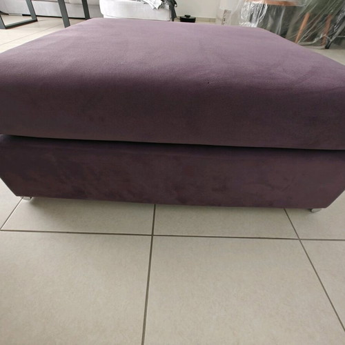 Living room stool like new, purple with 4 metal legs