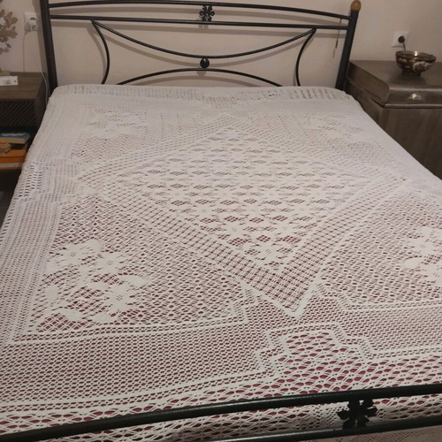 Figuras Machine Crochet Blanket like new