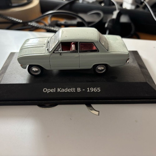 Opel Kadett 1:43 like new with magazine