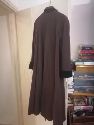 Wool coat brown with velvet cuffs, like new, size L-XL