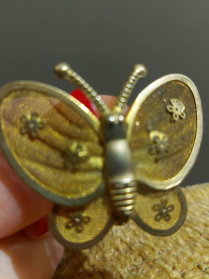 Vintage gold butterfly brooch like new