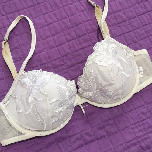 Triumph luxury bras like new, set of 2, white and black with lace